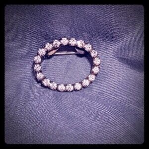 Simple oval Rhinestone pin